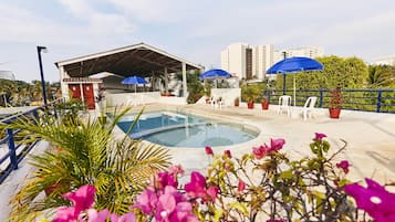 室外游泳池,開放時間為 09:00 至 22:00,提供泳池遮陽傘和日光浴躺椅