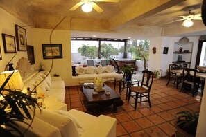 Apartemen, 2 kamar tidur | Ruang keluarga | TV plasma