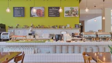 Frühstück, Mittagessen, Abendessen, lokale und internationale Küche