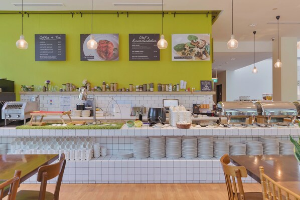 Petit déjeuner, déjeuner, dîner et brunch servis sur place