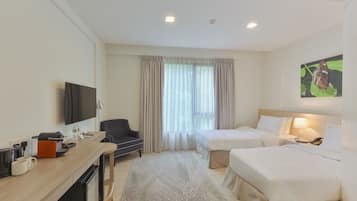 Habitación estándar con 2 camas individuales | Caja de seguridad en la habitación y escritorio