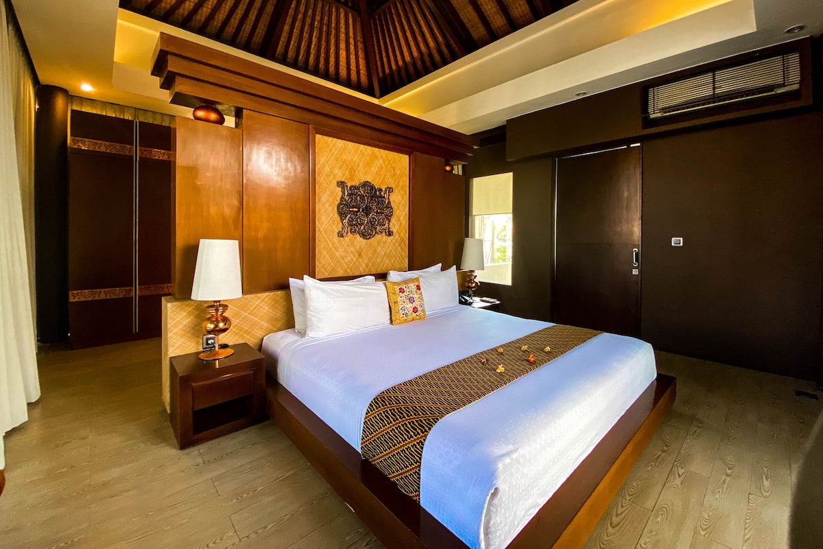 Select Comfort beds, in-room safe, desk, soundproofing