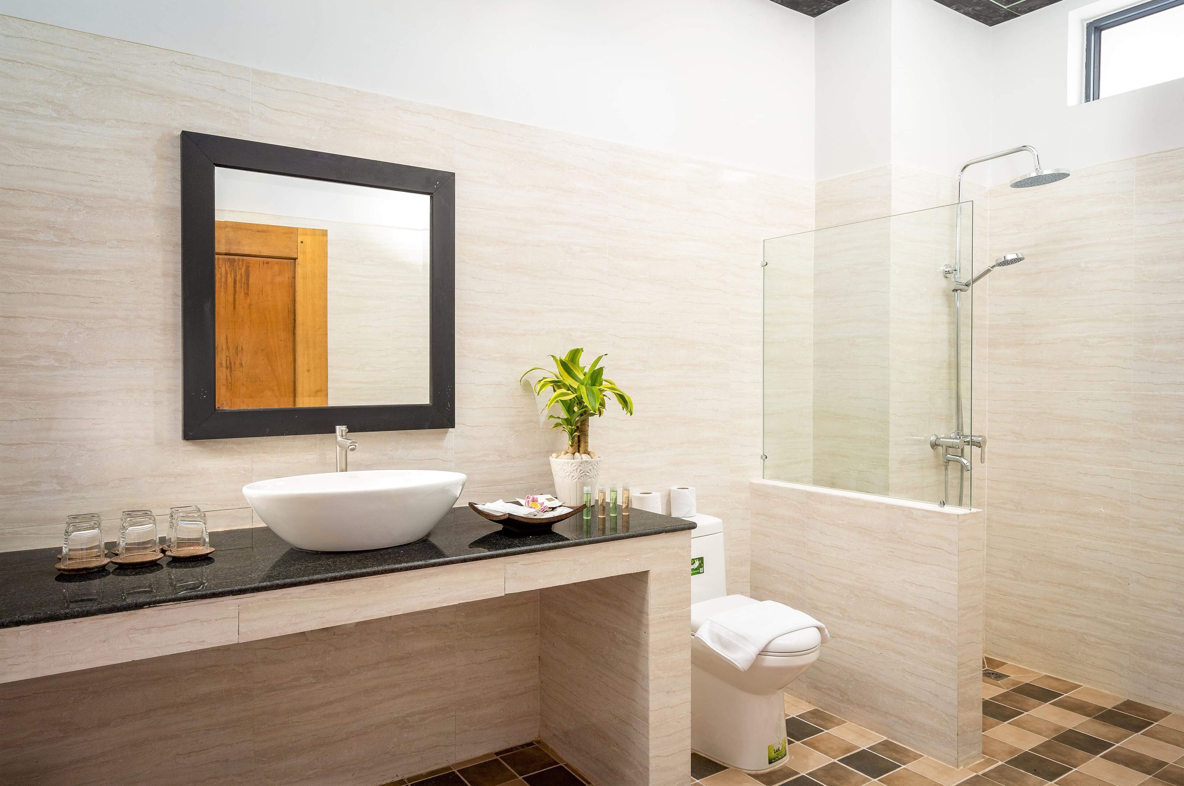 shower, rainfall showerhead, free toiletries, hair dryer