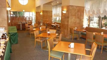 Daily buffet breakfast (JPY 1000 per person)