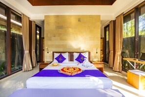 Select Comfort-senge, minibar, pengeskab på værelset, skrivebord