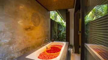 Huvila, 2 makuuhuonetta, yksityinen uima-allas | Kylpyhuone | Erillinen kylpyamme ja suihku, ilmaiset hygieniatuotteet