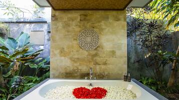 Select Comfort -patjalliset sängyt, minibaari, tallelokero huoneessa