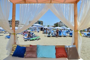 Praia particular nas proximidades, barracas de praia de cortesia 