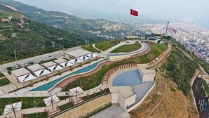 Un complesso moderno e ampio, con piscina, zone coperte e un anfiteatro panoramico.