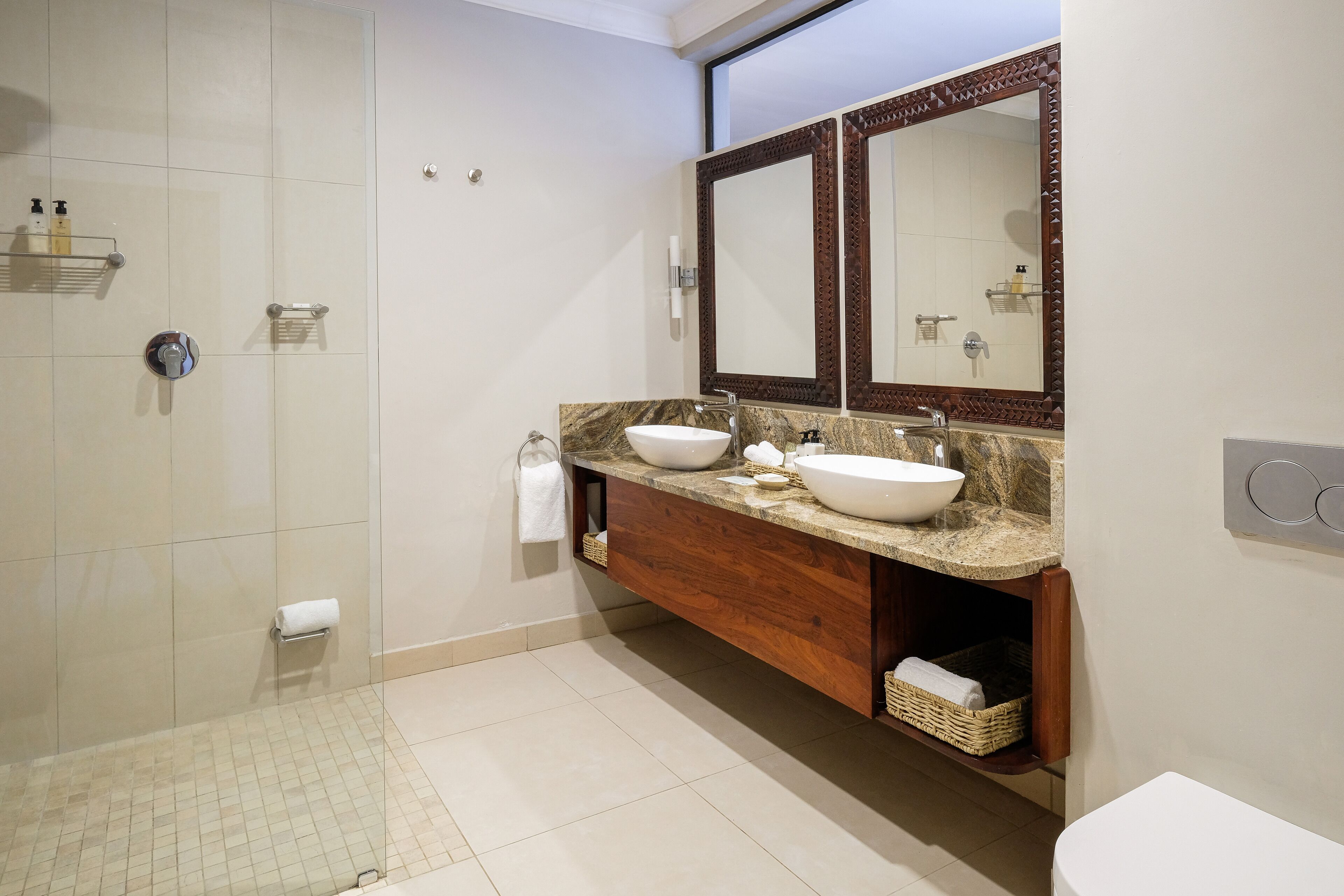 deluxe room, 1 double or 2 single beds (single) | bathroom | separate bathtub and shower, free toiletries, hair dryer, towels