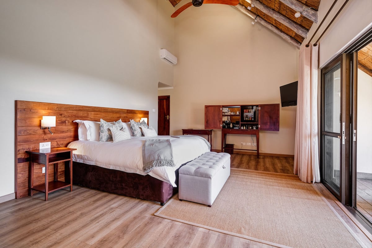 Premium bedding, in-room safe, desk, WiFi (free)