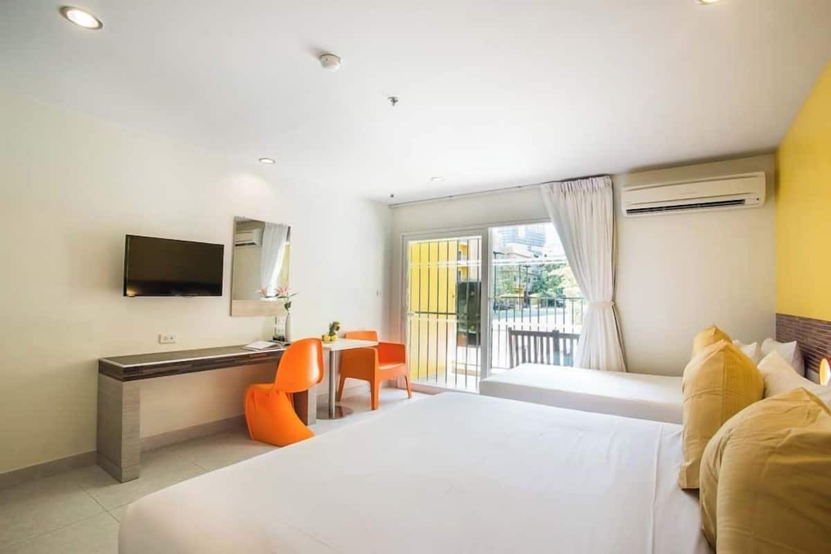 Deluxe Pool View Double Room | Safe på rommet, skrivebord og skrivebord for bærbar PC