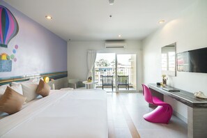 Deluxe Pool View Double Room | Cassaforte in camera, una scrivania, postazione laptop, Wi-Fi gratuito