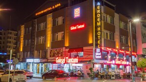 A hotel with a prominent sign for 'Göksel Tantuni' and 'ERDEM HOTEL & SPA'. - Erdem Hotel (Konyaalti)
