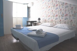 Decoración personalizada, wifi gratis y ropa de cama 