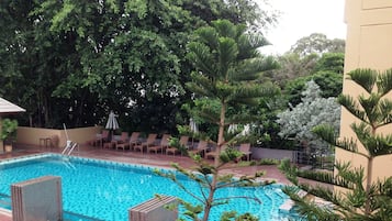 Piscine extérieure, parasols de plage, chaises longues