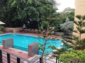 Outdoor pool, pool umbrellas, sun loungers - August Suites (Pattaya)