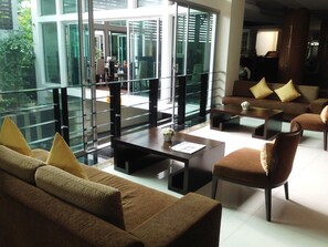 Lobby sitting area - August Suites (Pattaya)