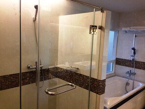 Executive Double Room | Bathroom shower - August Suites (Pattaya)