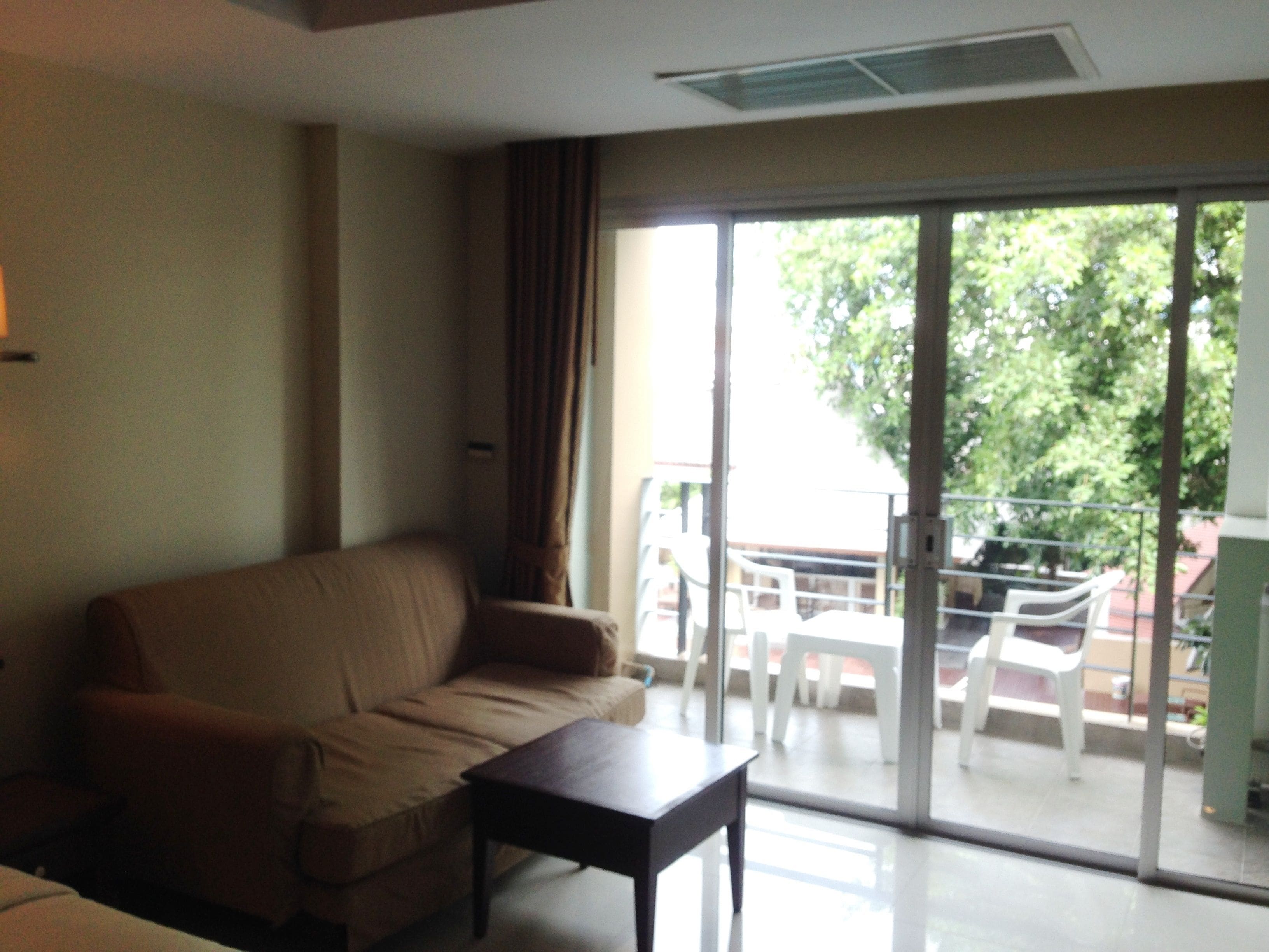 executive double room | living area | tv