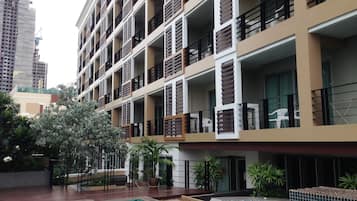 Kolam renang outdoor, dengan payung kolam renang dan kursi berjemur