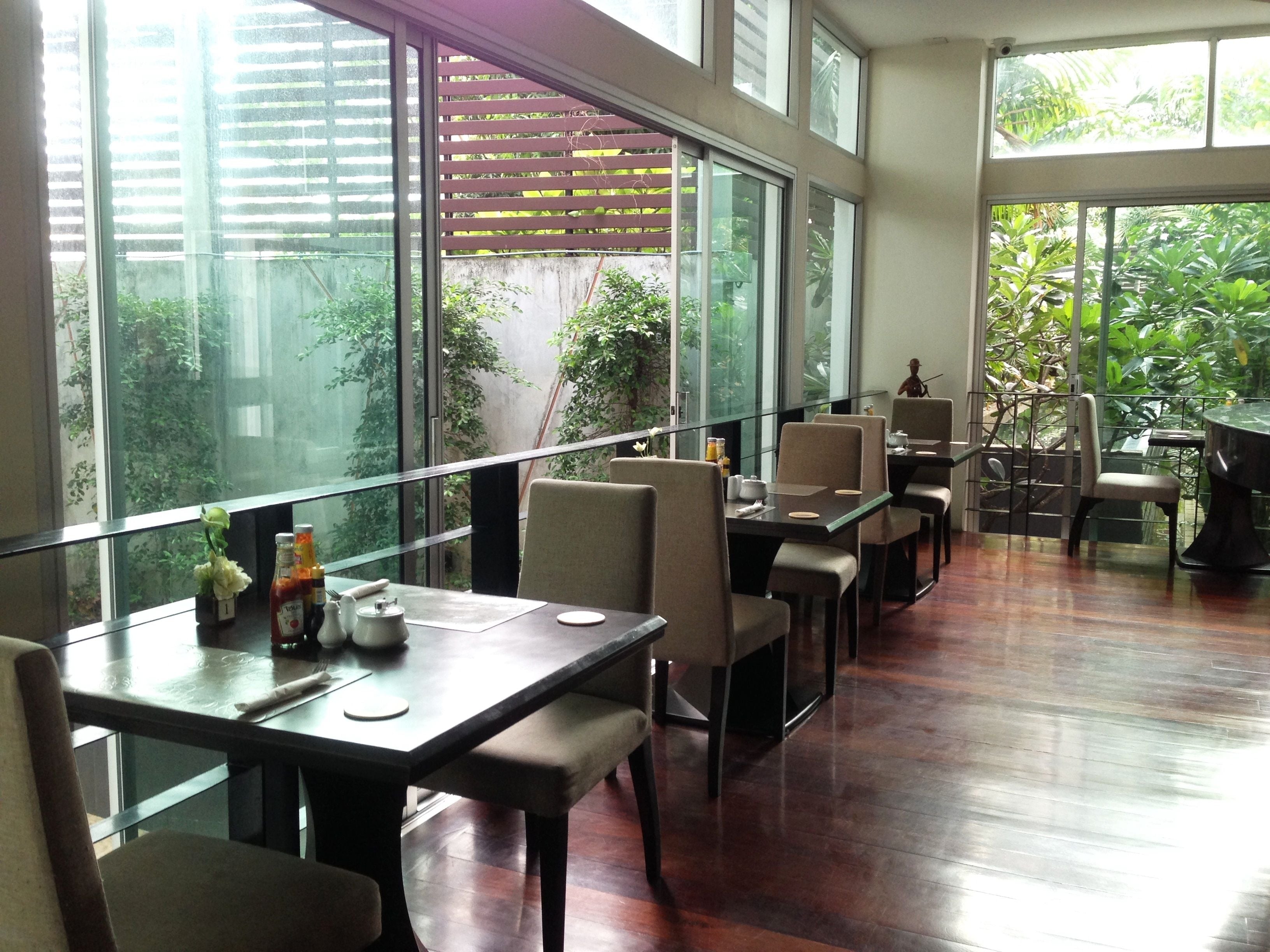 breakfast, lunch, brunch served; thai cuisine