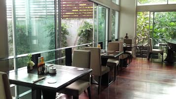Melayani sarapan, makan siang, dan sarapan siang akhir pekan