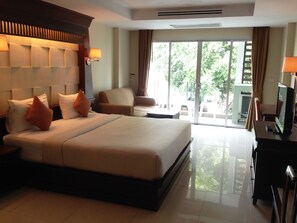 Minibar, caja fuerte, escritorio y cortinas opacas