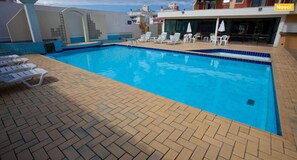 Hồ bơi trong nhà, hồ bơi ngoài trời, dù/ô trên bãi biển/hồ bơi 