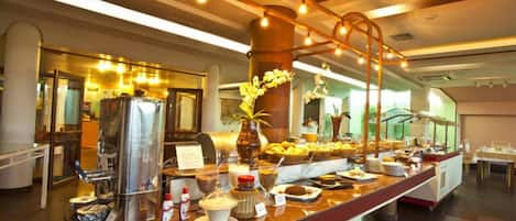 Free daily buffet breakfast