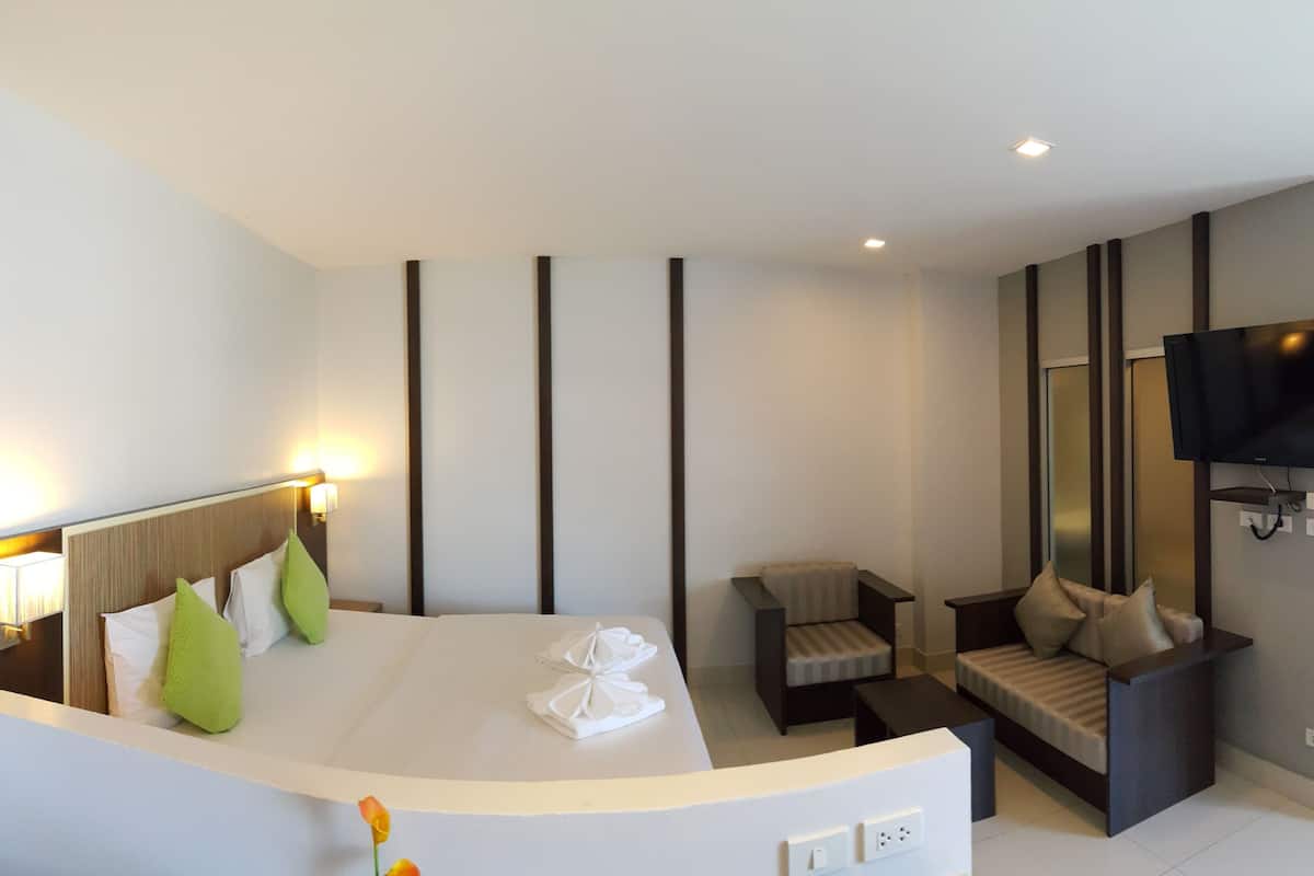 Junior Double Room | In-room safe, desk, blackout curtains, free WiFi