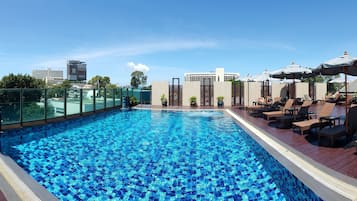 Kolam renang outdoor, dengan payung kolam renang dan kursi berjemur