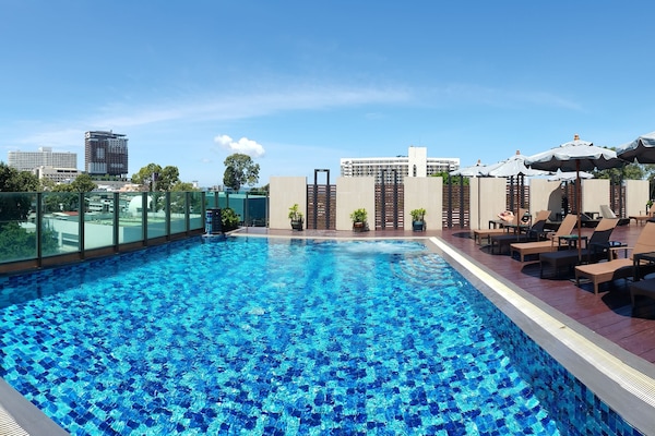 Piscina externa, guarda-sóis, espreguiçadeiras