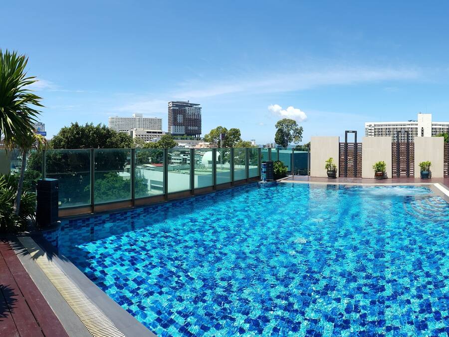 Utendørsbasseng, bassengparasoller og solsenger