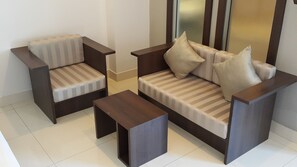 Dobbeltrom – junior | Oppholdsområde | En 32-tommers LCD-TV med Parabol-TV samt TV