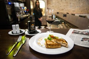 Bar (on property) - Hotel Convento Aracena & Spa (Aracena)