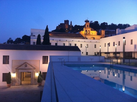 Una piscina al aire libre, sillones reclinables de piscina. Hotel Convento Aracena & Spa