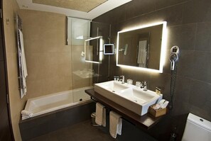 Room (Coro) | Bathroom | Combined shower/tub, free toiletries, hair dryer, bidet - Hotel Convento Aracena & Spa (Aracena)