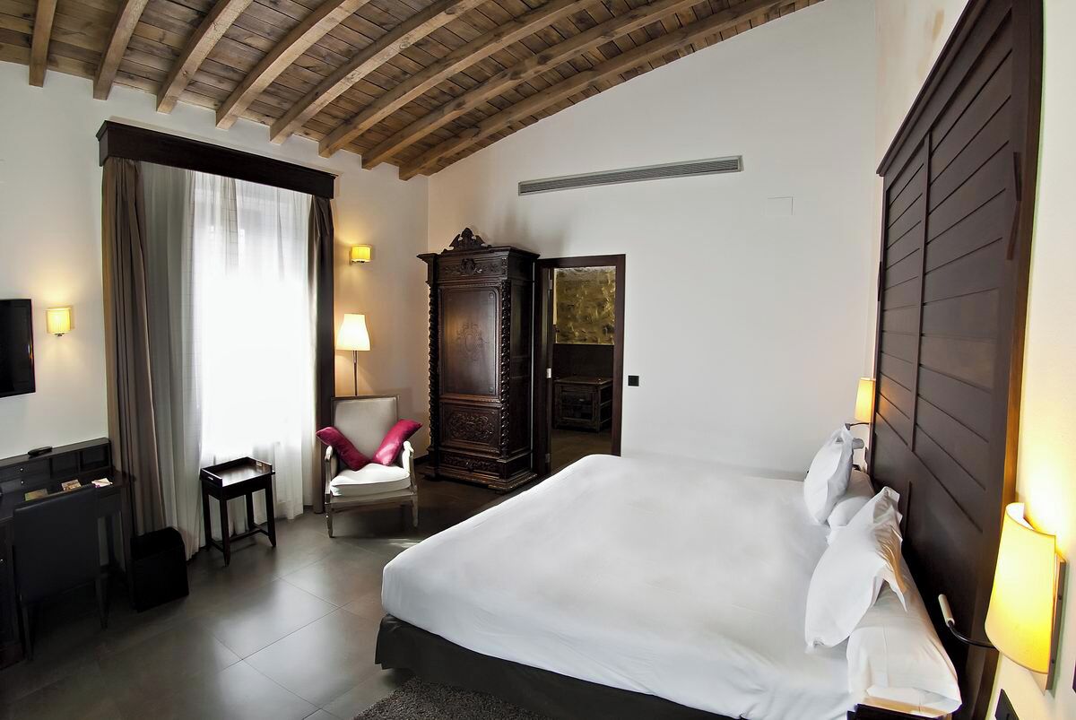 Superior kamer | Een minibar, een kluis op de kamer, een bureau, verduisterende gordijnen