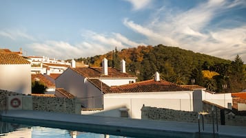 Piscina all'aperto, lettini