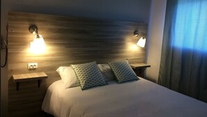 Double Room, Terrace | Cribs (free), rollaway beds (surcharge), WiFi (free) - Hotel Lapeyronie (Montpellier)