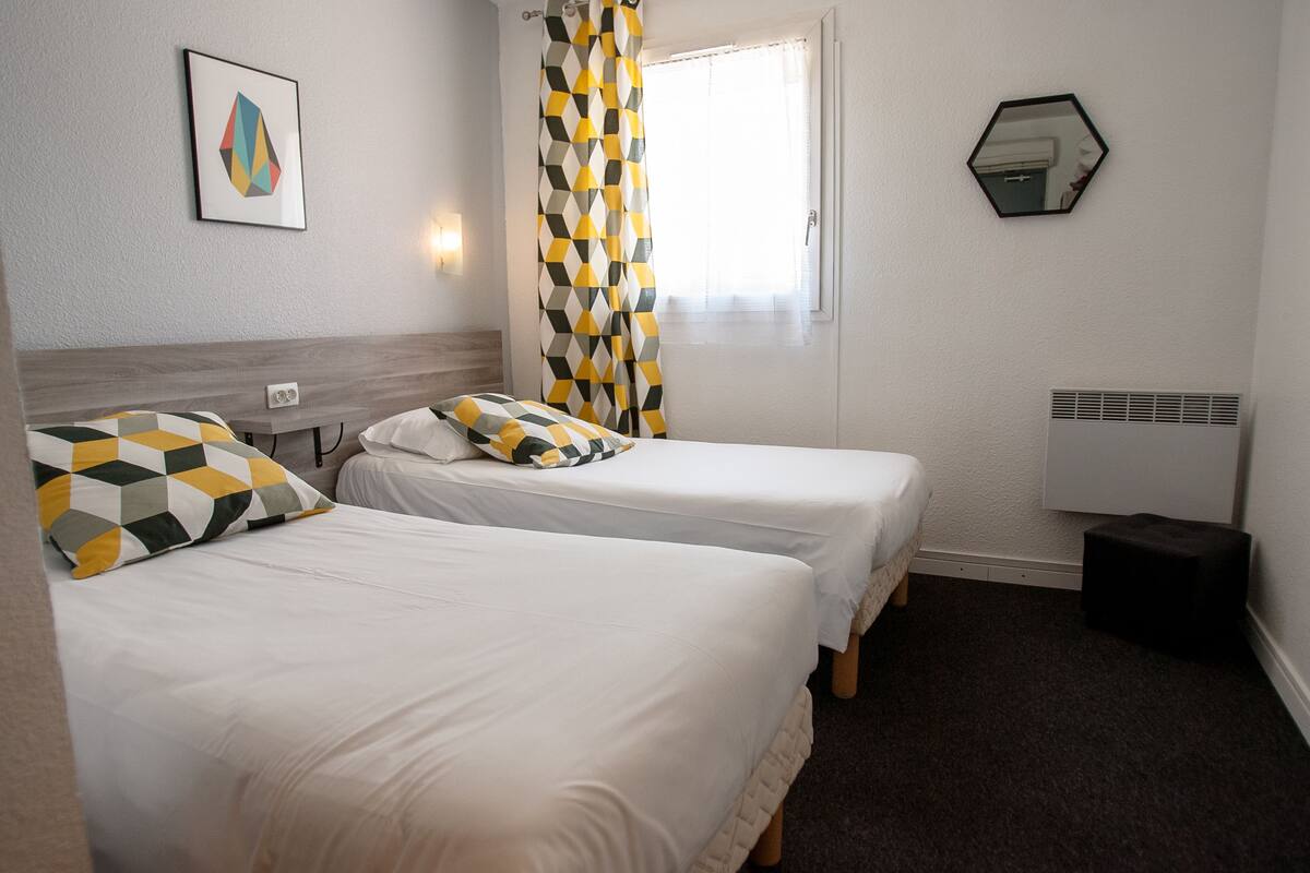 Cribs (free), rollaway beds (surcharge), WiFi (free)