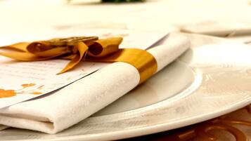 Un menú doblado con un lazo amarillo sobre un plato blanco.