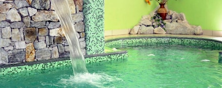Una piscina techada, sillones reclinables de piscina