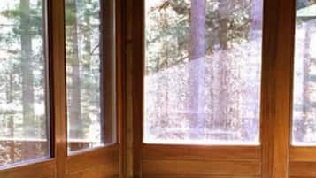 Una ventana con vista a un área boscosa.
