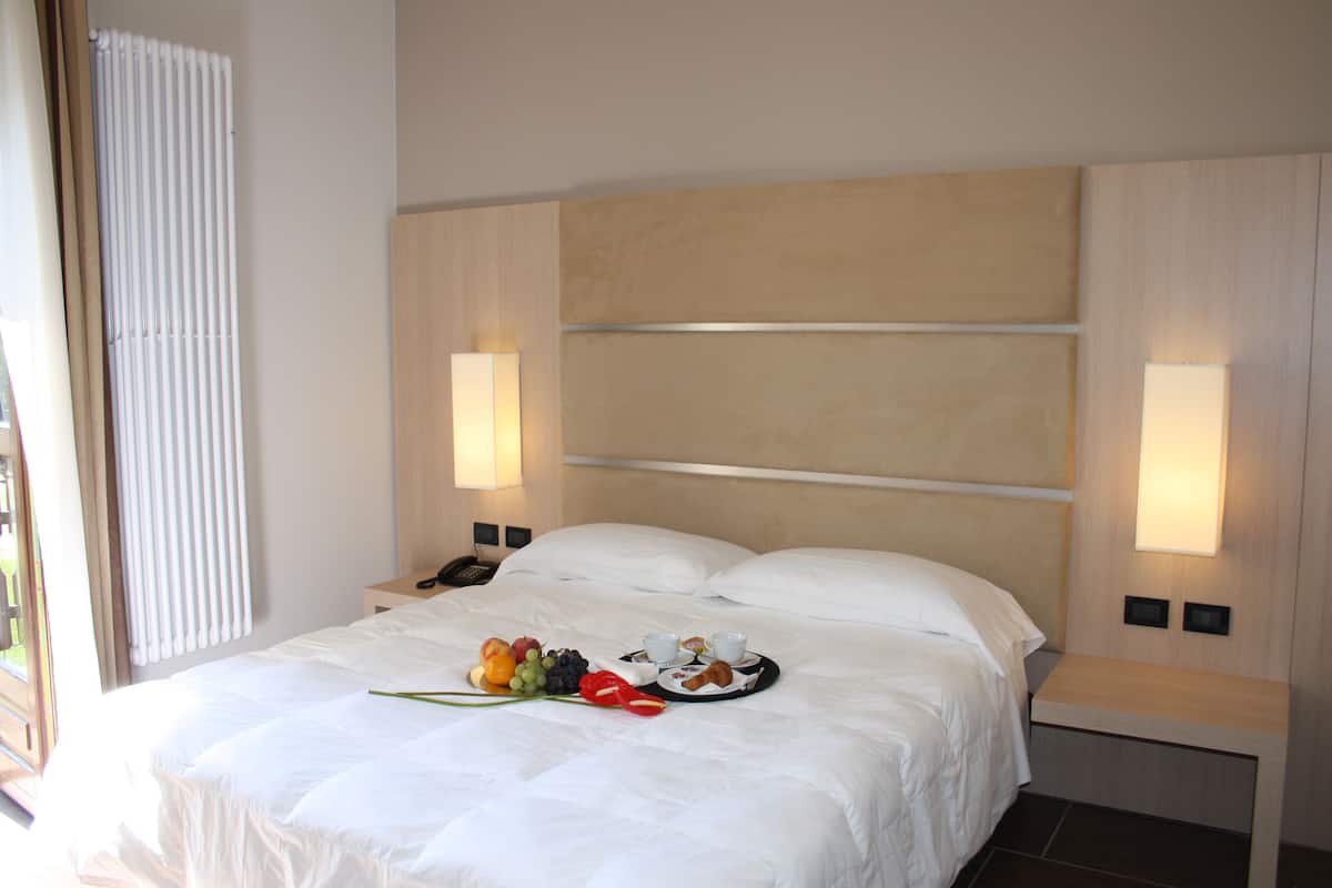 Minibar, in-room safe, desk, laptop workspace