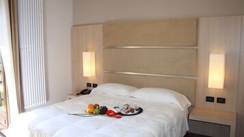 Minibar, vÀrdeförvaringsskÄp pÄ rummet och skrivbord