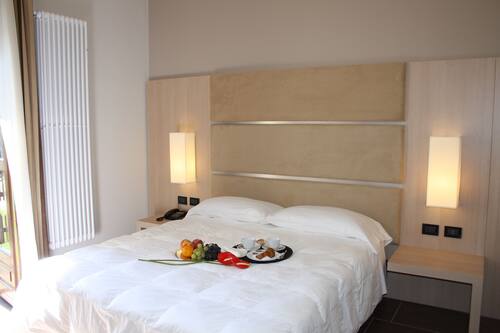Minibar, coffres-forts dans les chambres, bureau