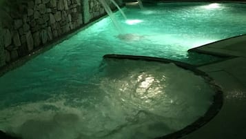 Indendørs pool, åben fra kl. 09.00 til kl. 19.30, liggestole
