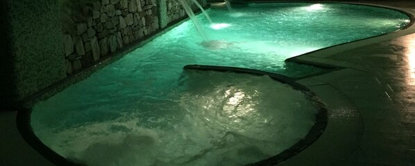 Indoor pool, open 9:00 AM to 7:30 PM, pool loungers - Parco dei Pini - Sila Wellness Hotel (Taverna)